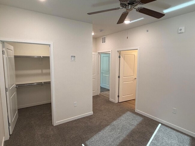 Building Photo - 983 W State St