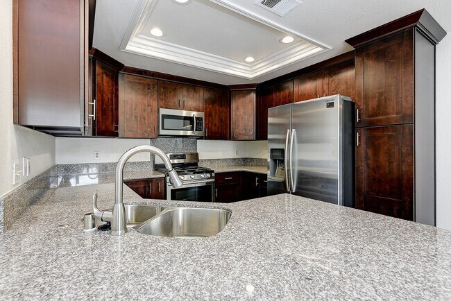 Building Photo - Remodeled 3 Bed Penthouse Condo