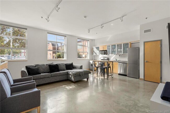 Building Photo - 10 Ann St