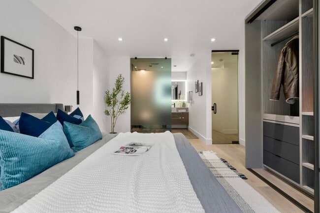 Building Photo - Updated and Modern 4 Bed + Office, 3.5 Bat...
