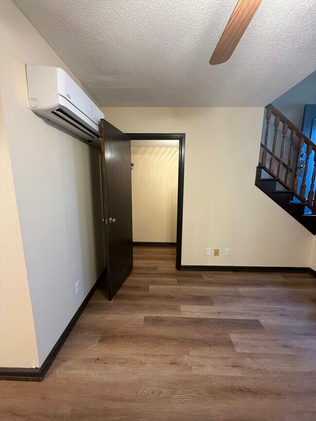 Building Photo - 725 N Stackman Dr