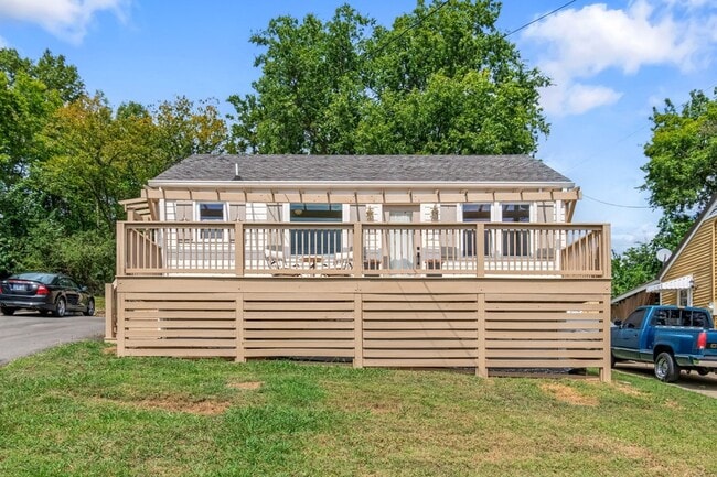 Building Photo - 3804 Lookout Dr