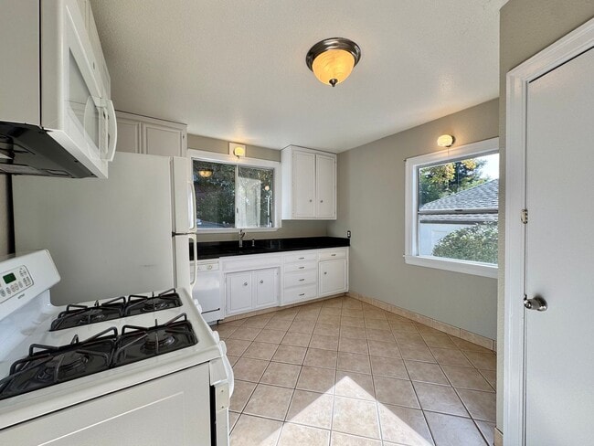 Building Photo - Spacious and Updated 1 Bedroom, 1 Bathroom...