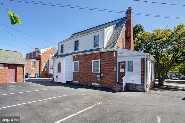 Building Photo - 2316 S Eads St