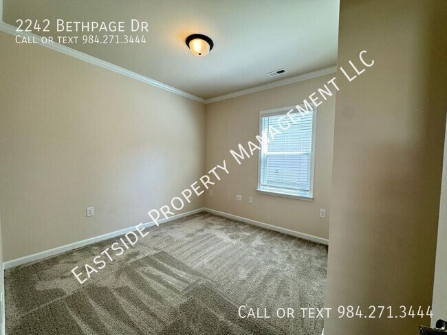 Building Photo - 2242 Bethpage Dr