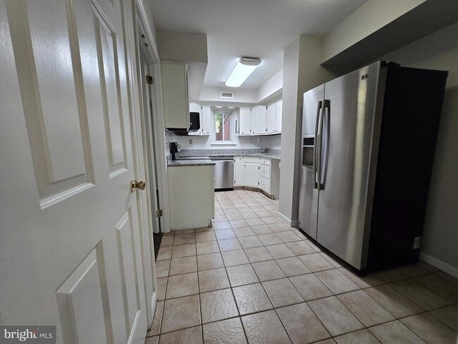 Building Photo - 1006 Worthington Dr