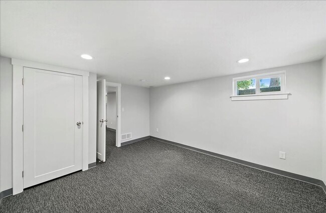 Building Photo - Bright, Spacious Home in Prime Southeast B...
