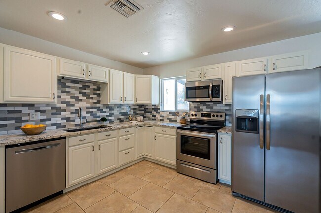 Building Photo - Scottsdale Home that has everything you need!