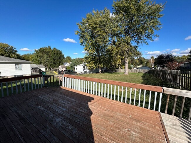 Building Photo - Nice-sized 2-bedroom 1-bath home with a large back yard.