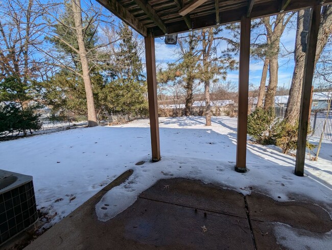 Building Photo - Split-Level Home in Webster Groves (3 bedr...