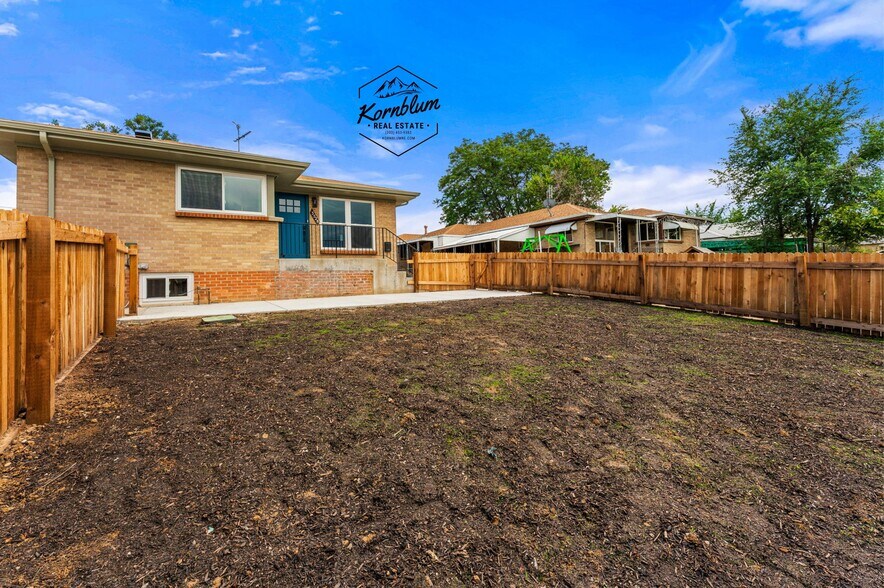 Private yard and patio - 3528 Krameria St