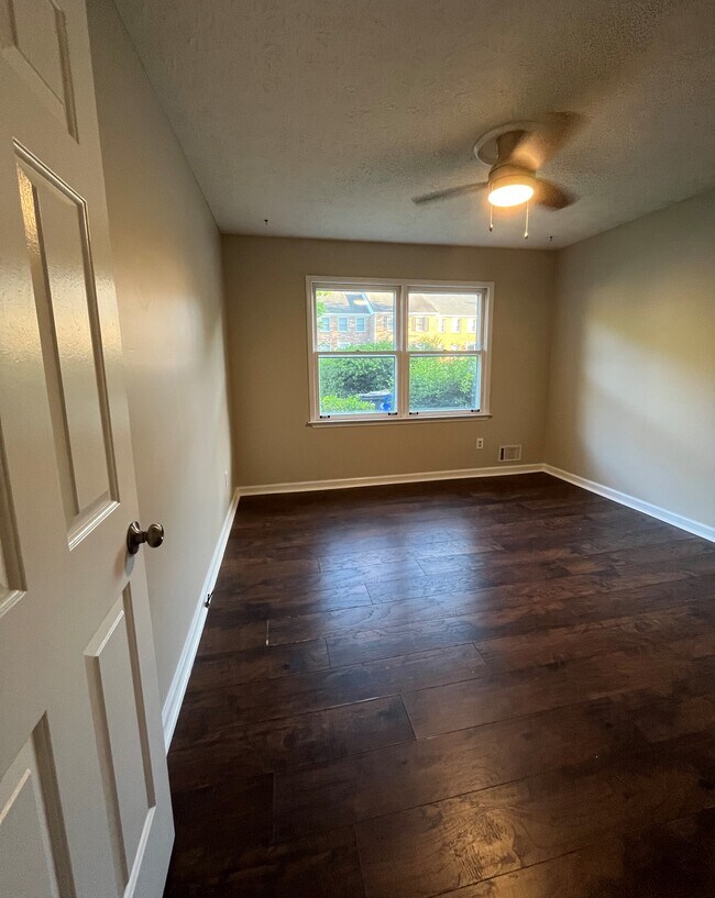 Main floor - 2nd bedroom - 440 Williamsburg Way