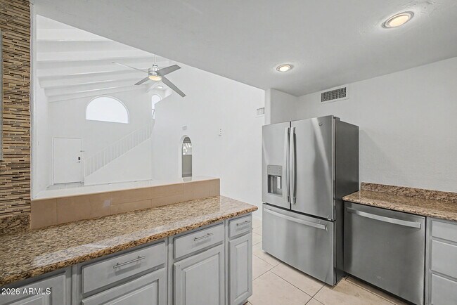 Building Photo - 2225 E Catalina Dr