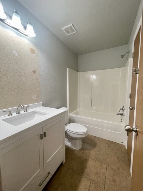 Building Photo - 220 Sage St