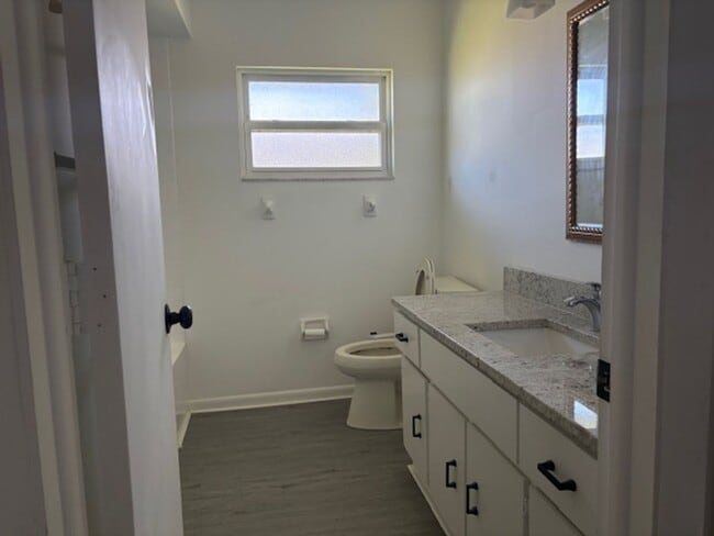 Building Photo - Charming 2-Bedroom Home in Prime Cape Cora...