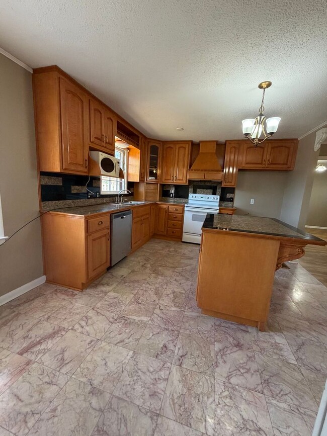 Building Photo - 1,640 Sq Ft | 4 Bed | 2 Bath