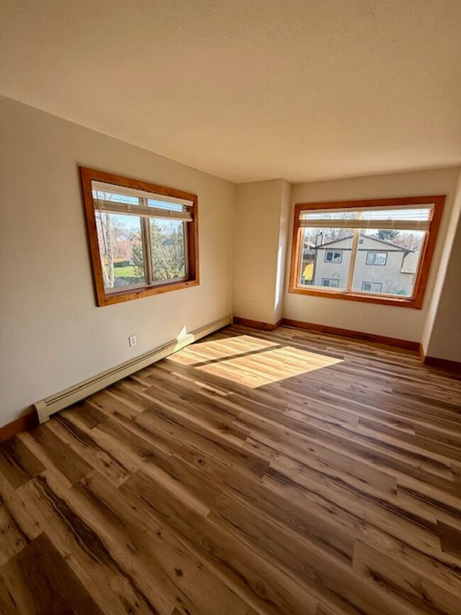 Building Photo - 2 Bedrooms 1 Bathroom 4-Plex - Belgrade