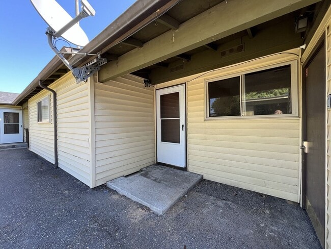 Building Photo - LOM2437