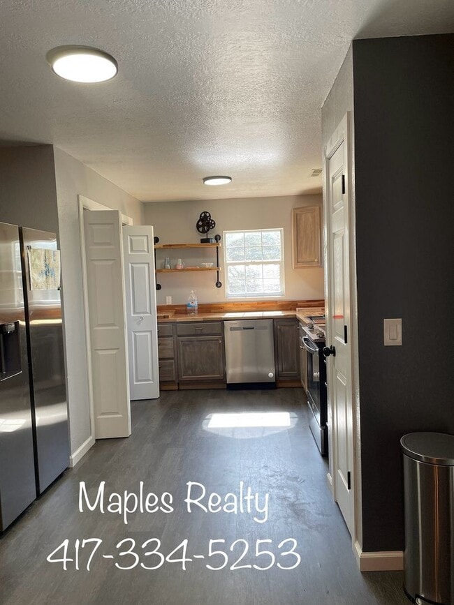 Building Photo - 4 bedroom, 2 bath furnished HOUSE in the H...