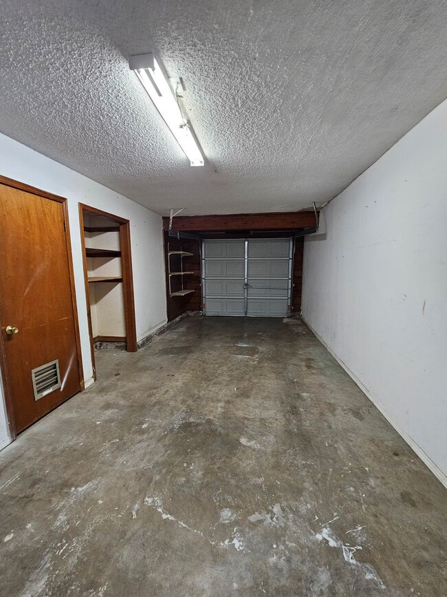 Building Photo - (2) Bed/(1) Bath Duplex in Noble Avail Ear...