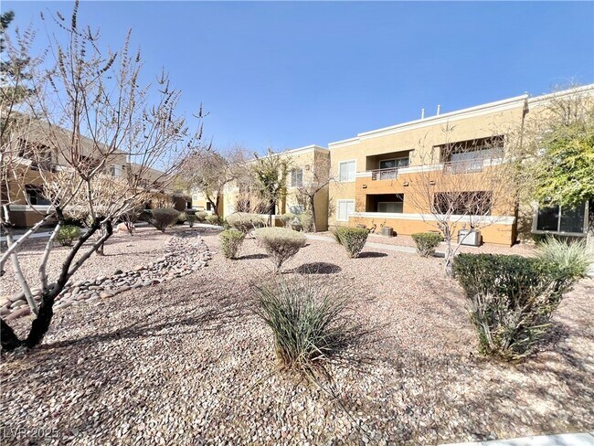 Building Photo - 8070 W Russell Rd
