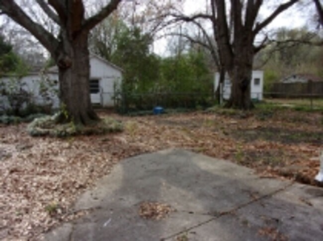 Building Photo - 517 S Jones Ave