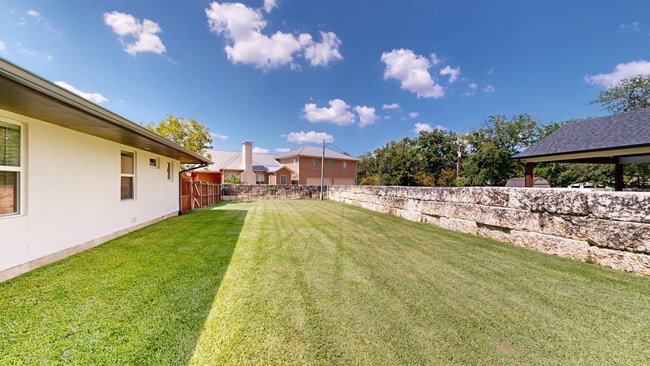 Building Photo - 805 Dexter Dr S