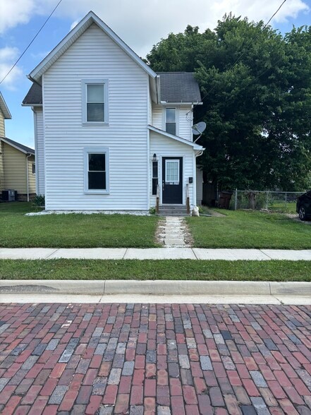 Primary Photo - 111 Oak St