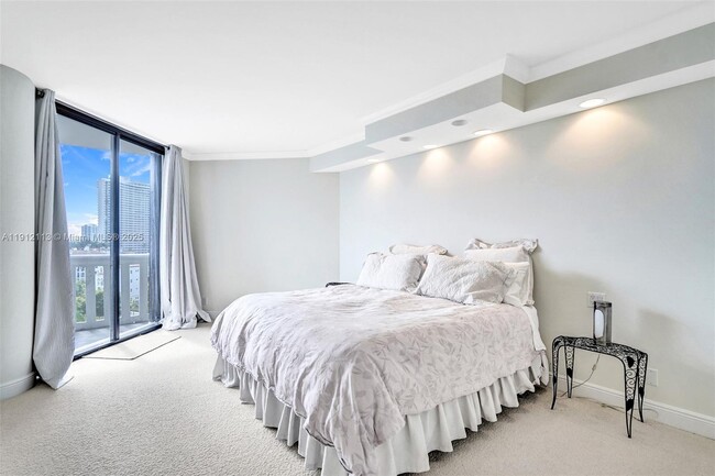 Building Photo - 3000 Island Blvd