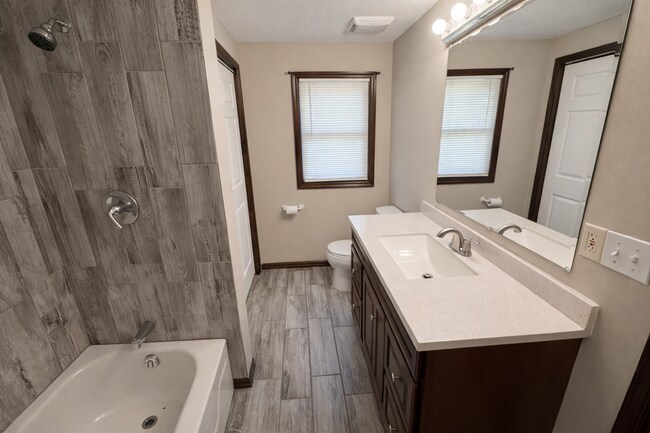 Building Photo - Super Cute Home