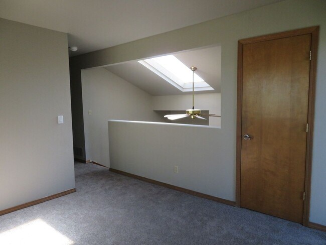 Building Photo - Huge Tri-Level Duplex