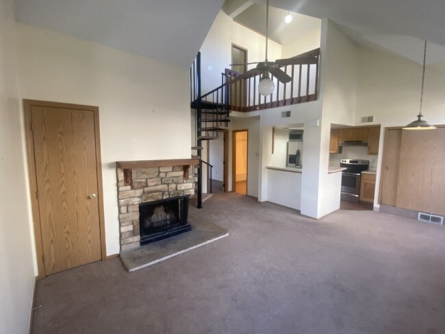 Building Photo - Charming Condo with a Loft!