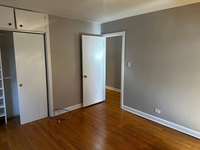 Building Photo - Spacious 2 Bed, 1 Bath, Plus Den/Office in...
