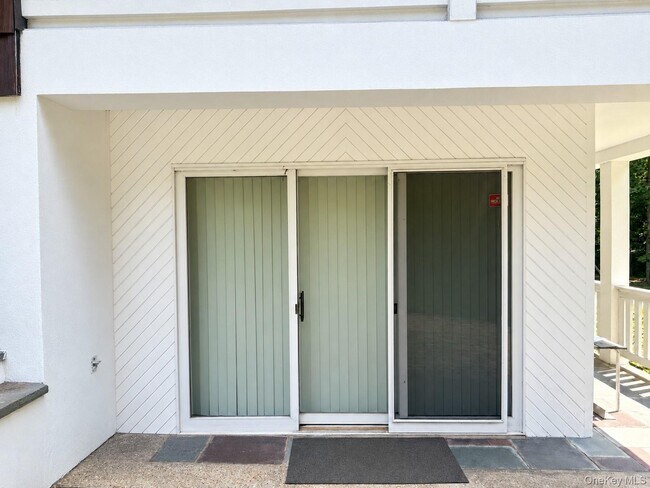 Building Photo - 40 Maplewood Dr