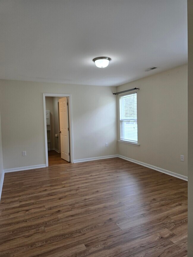 Building Photo - 1328 Valor Rd