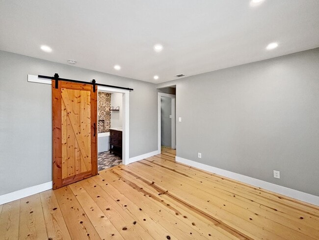 Building Photo - Charming & Spacious 3B/2BA House in La Mes...