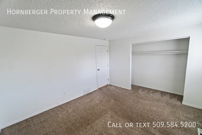 Building Photo - Duplex on the North Side