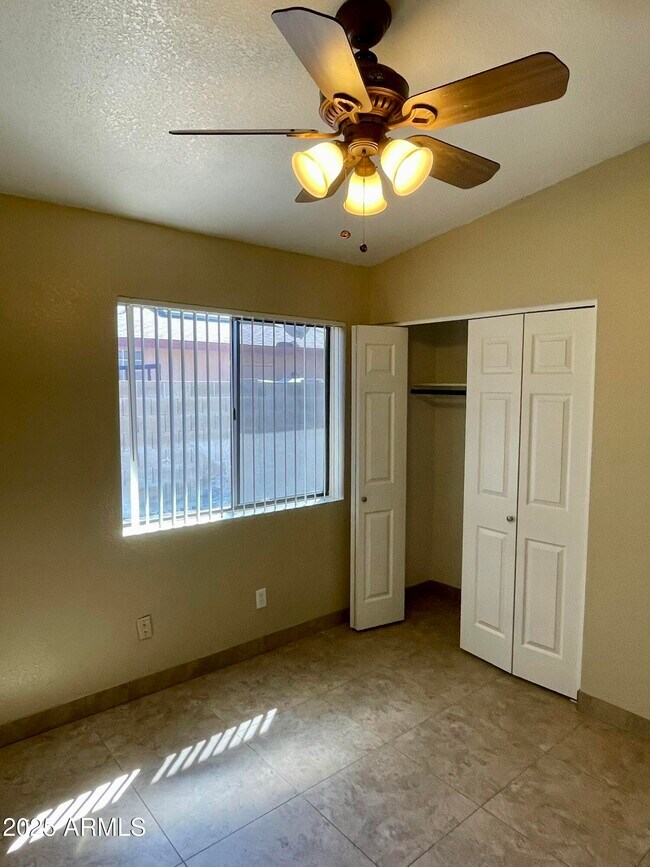 Building Photo - 6502 W Paradise Ln