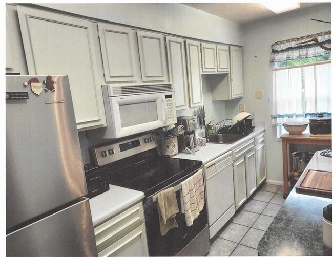 Building Photo - 98 Mallery St