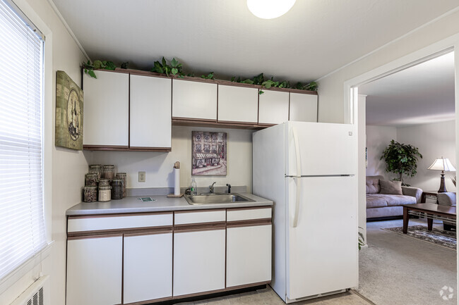 2BR, 1BA - Main St - Kitchen - Brookside Commons