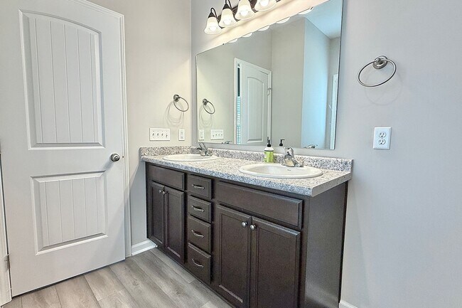 Building Photo - AVAILABLE NOW! (Pet Friendly)