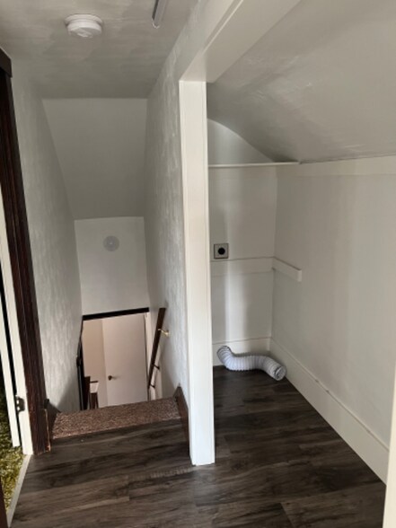 Building Photo - 208 E Front St