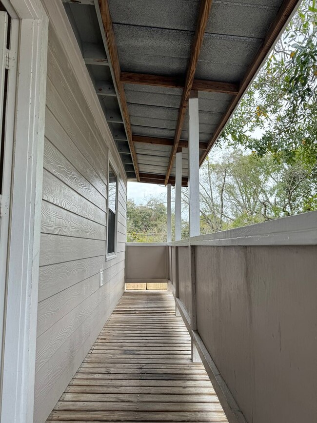 Building Photo - Spacious 2BR/1BA duplex