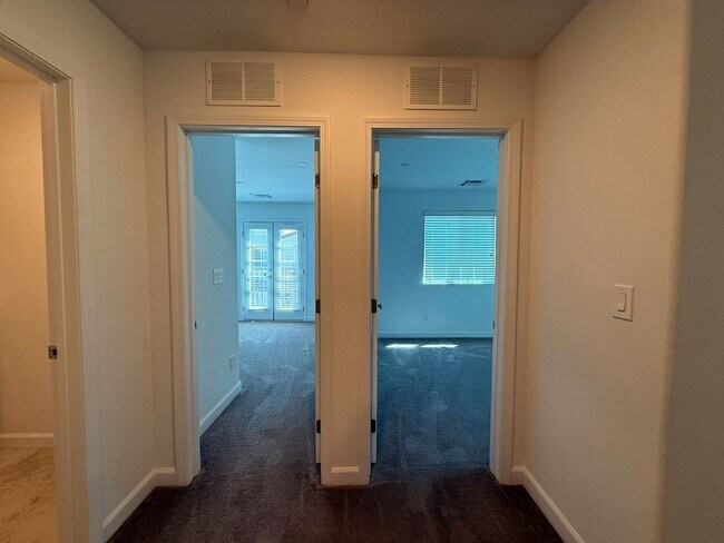 Building Photo - 3 BED 2.5 BATH 2 CAR GARAGE TOWNHOUSE WITH LOFT, COMMUNITY POOL & PARK!