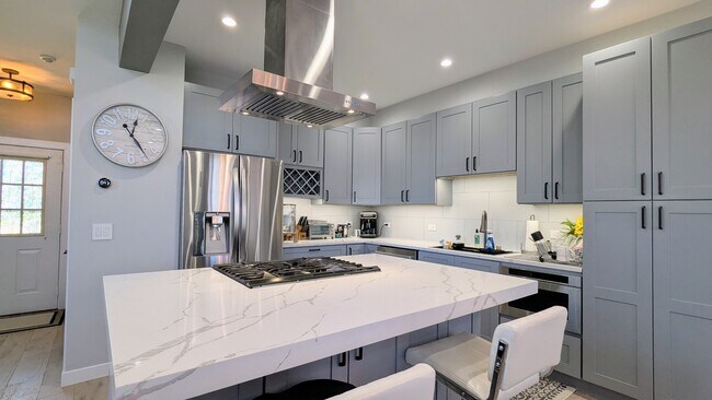 Building Photo - 40 N Golfview Ct