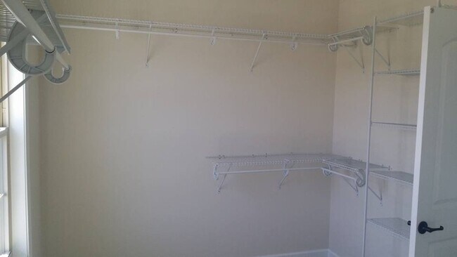 Building Photo - 5 bedroom 4 bath plus Bonus Room and Much More!!
