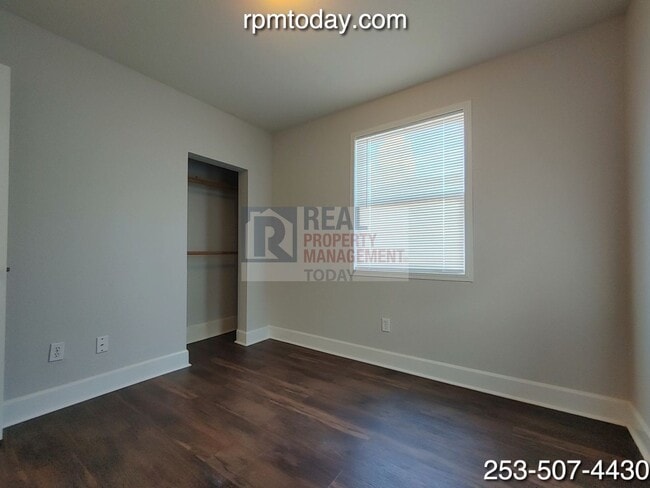 Building Photo - Charming 2 Bedroom with Bonus Loft!