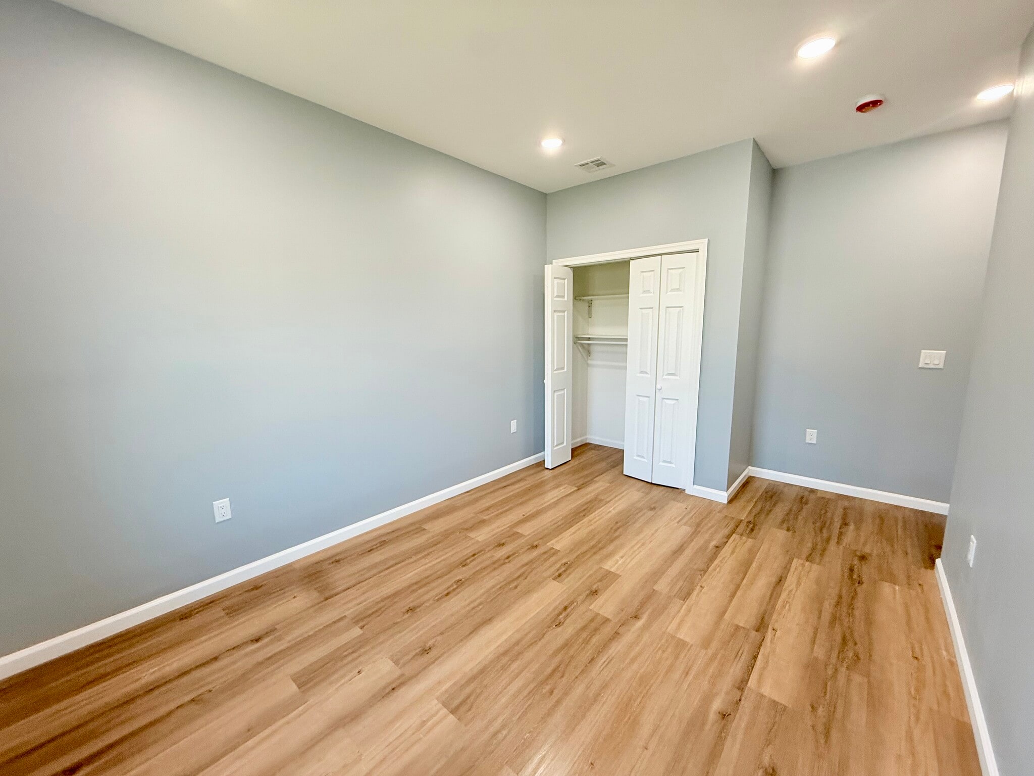 Building Photo - 13 Roosevelt Ave