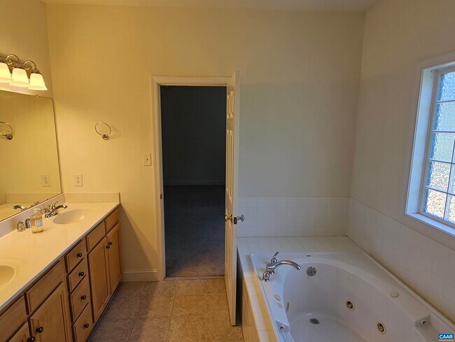 Building Photo - 134 Deerwood Dr