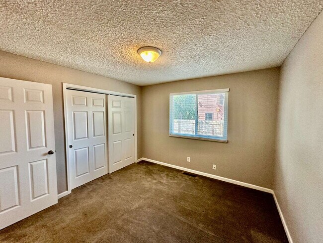 Building Photo - IMMEDIATE AVAILABILITY! Wonderful 3 bed/2 ...